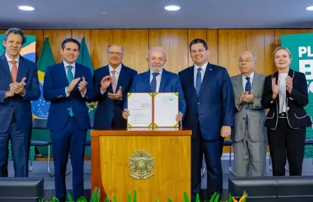 Lula Da Silva junto a otros ministros en el palacio de Brasilia.