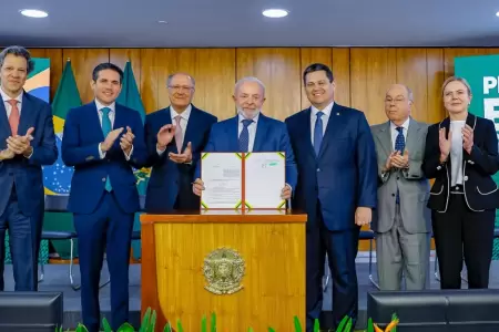Lula Da Silva junto a otros ministros en el palacio de Brasilia.