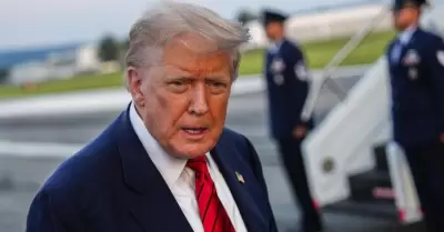Donald Trump declarando para la prensa.
