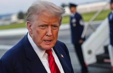 Donald Trump declarando para la prensa.