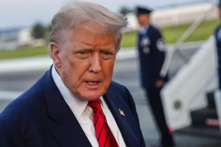 Donald Trump declarando para la prensa.