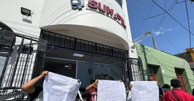 Trabajadores reclaman el pago de sus beneficios en Tacna.