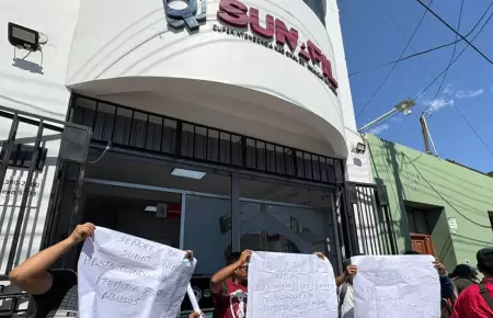 Trabajadores reclaman el pago de sus beneficios en Tacna.