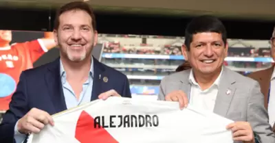 Alejandro Domínguez felicitó a Agustín Lozano como presidente de la FPF.