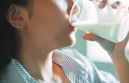 Puede un vaso de leche ayudarte a dormir mejor?