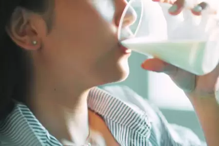 Puede un vaso de leche ayudarte a dormir mejor?