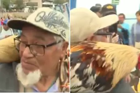 Hombre llev a su gallo a la apertura del puente La Paz