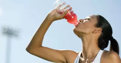 ¿Es recomendable tomar bebidas con electrolitos?