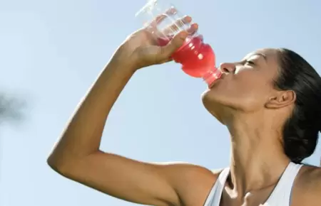 Es recomendable tomar bebidas con electrolitos?