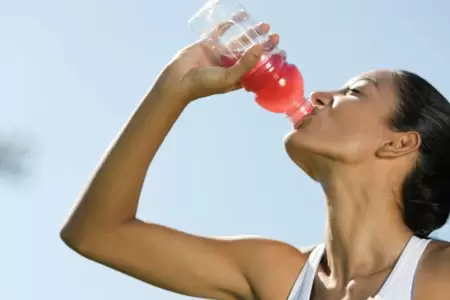 Es recomendable tomar bebidas con electrolitos?