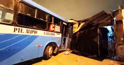 Bus se empotra contra vivienda tras múltiple choque en VES.