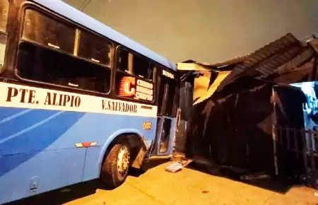 Bus se empotra contra vivienda tras mltiple choque en VES.