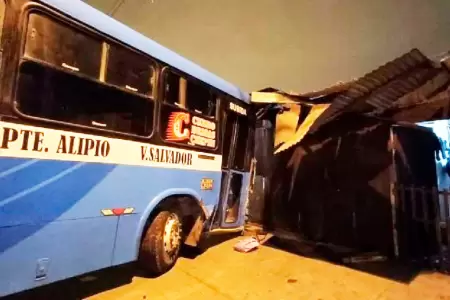 Bus se empotra contra vivienda tras mltiple choque en VES.