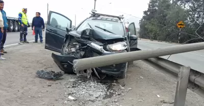 Poste cae sobre auto en la Vía Evitamiento.