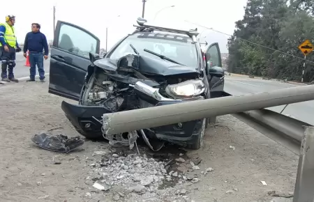 Poste cae sobre auto en la Va Evitamiento.