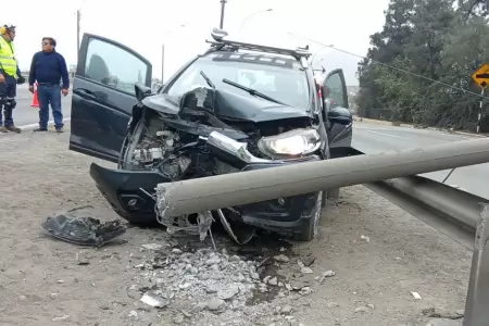 Poste cae sobre auto en la Va Evitamiento.