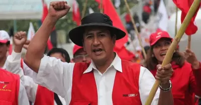Vladimir Cerrón en campaña con Perú Libre.