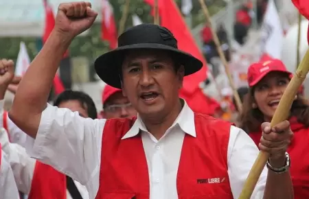Vladimir Cerrn en campaa con Per Libre.