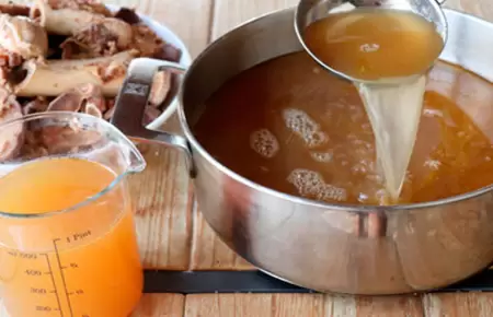 Caldo rico de colgeno que ayuda a cuidar tu piel.