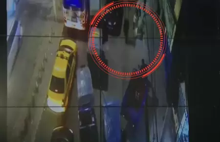 Adolescente roba celulares y su padres procede a devolverlos