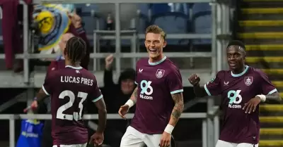 Oliver Sonne anoto su primer gol con Burnley.