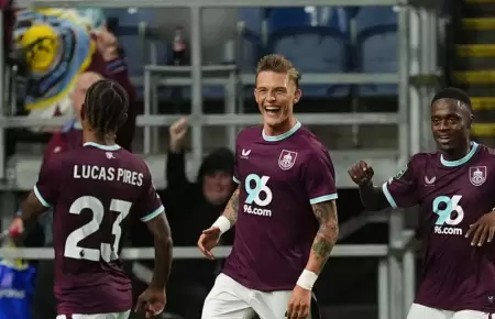 Oliver Sonne anoto su primer gol con Burnley.