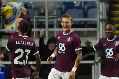 Oliver Sonne anoto su primer gol con Burnley.