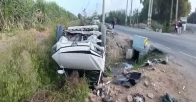 Auto se despista en acequia en Trujillo