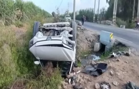Auto se despista en acequia en Trujillo