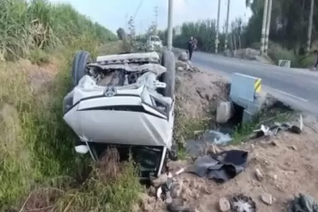 Auto se despista en acequia en Trujillo