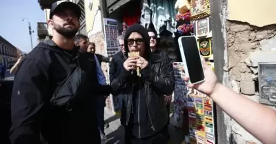 Billie Joe Armstrong toca una zampoña
