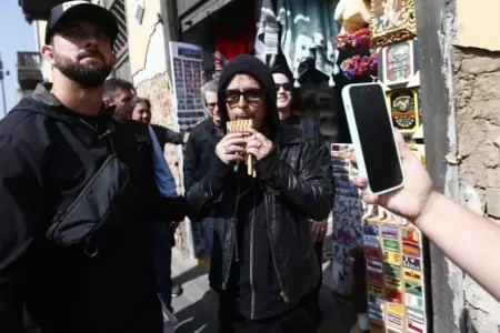 Billie Joe Armstrong toca una zampoa
