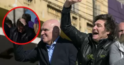 Javier Milei es atacado durante caravana por Lomas de Zamora.