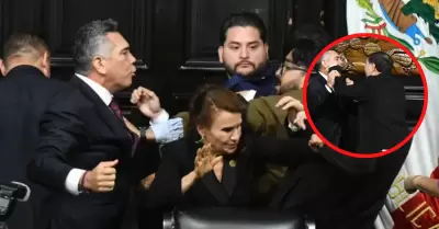 El enfrentamiento entre los senadores terminó en empujones y golpes.