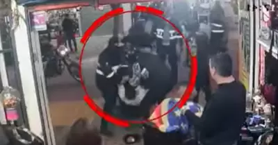 Barbero extranjero fue golpeado por serenazgos de Comas.