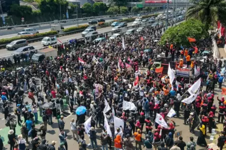 Protestas en Indonesia por aumento de salario de parlamentarios.