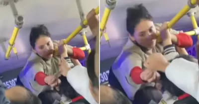Cobradora trepa por el techo de un bus