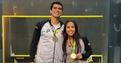 Diego Elías y Luciana Castillo con la medalla de oro.