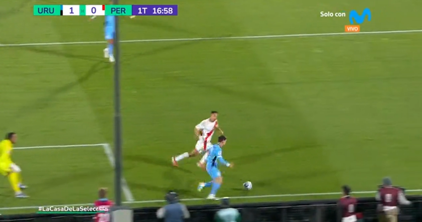 Jugada de peligro para Uruguay.