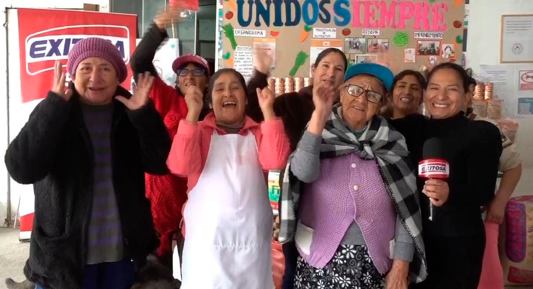 Mamitas de olla comn 'Unidos Siempre' agradecidos por ayuda de Exitosa, a travs de la campaa 'Salva una olla'.