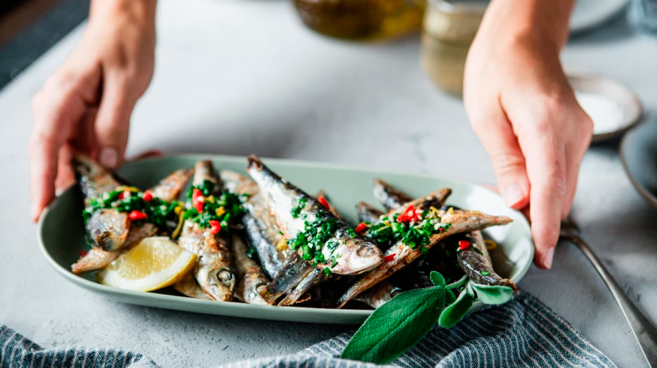 El pescado aporta omega-3, protenas magras y nutrientes que ayudan a reducir el riesgo de enfermedades cardacas.