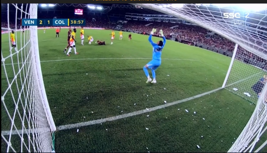 Chalaca al travesao de Josef Martnez.