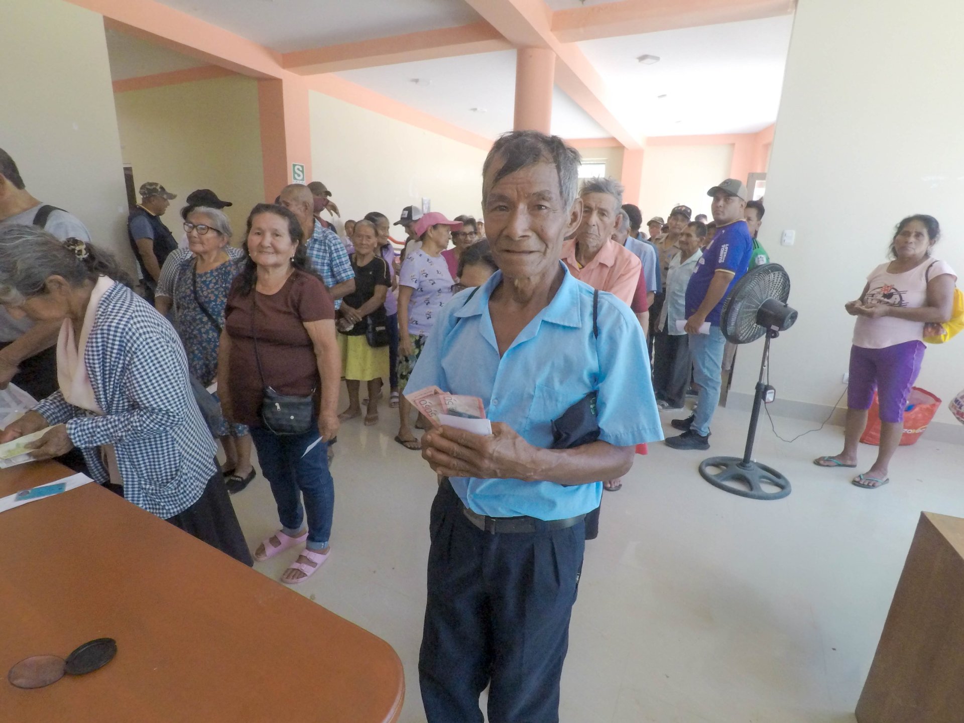 Adulto mayor cobrando en nuevo puesto de pago