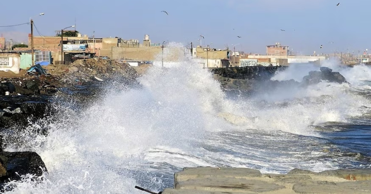 Cierra de 89 puertos martimos por oleajes anmalos en costa peruana