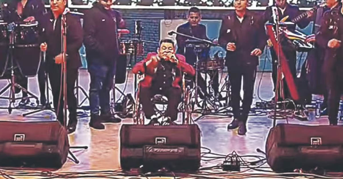 Dilbert Aguilar alarma a fans al presentarse en concierto en silla de ruedas: "No puedo dejar de cumplir mis compromisos"
