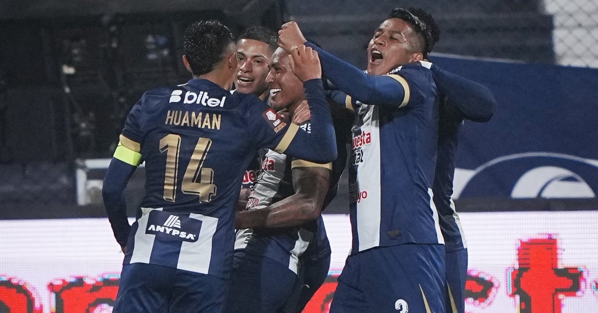 Jugadores de Alianza Lima celebrando el gol de Pedro Aquino.