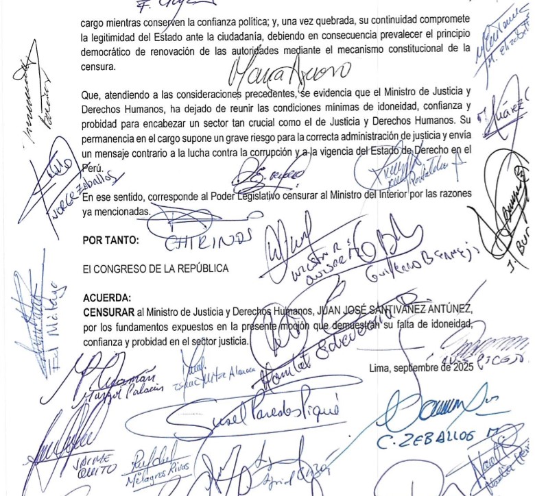 Aprueban mocin de censura contra ministro Santivez