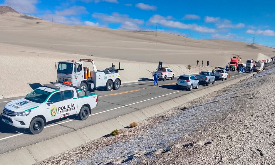 Polica y personal de emergencia llegaron a la zona del accidente para brindar apoyo a los heridos.