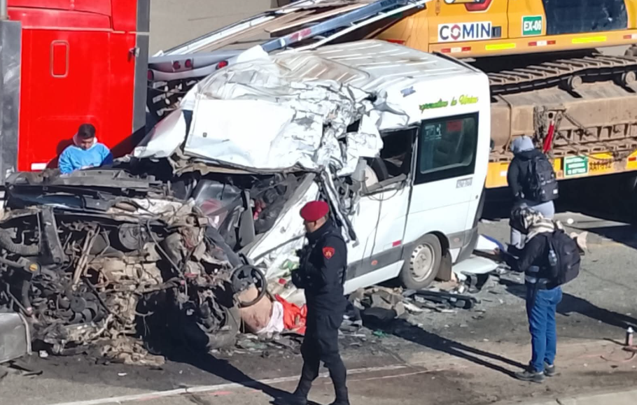 Accidente en carretera Puno-Moquegua tras choque de minivn con dos trilers.