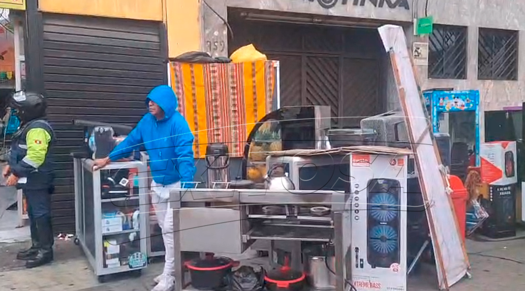 Varios comerciantes ingresaron al lugar para retirar su mercadera y evitar que se pierda en el incendio.